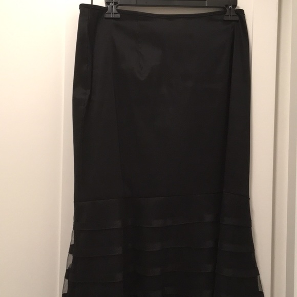 Black, mid-sleeve top and long matching skirt. - Picture 5 of 8